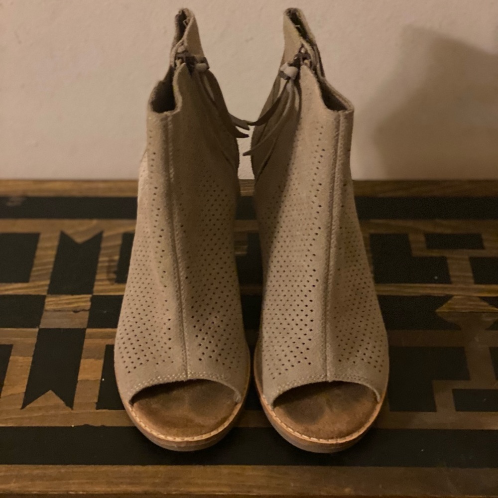 TOMS wedges